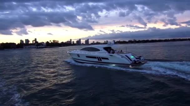 白色的豪华游艇巡航到迈阿密 — 图库视频影像