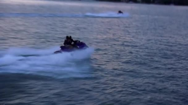 Giro d'azione su un jetski la sera — Video Stock