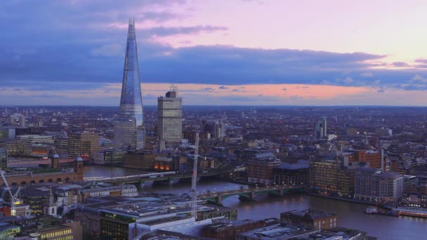 De rivier de Theems in Londen - luchtfoto 's avonds — Stockvideo