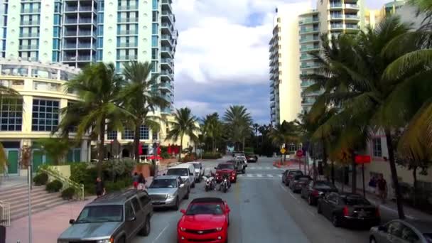 Kleurrijke wolkenkrabbers en appartementen in Miami Beach — Stockvideo