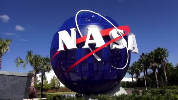 NASA'ın Kennedy Uzay Merkezi Cape Canaveral Cape Canaveral, Florida/ABD 18 Ekim 2015 logosu — Stok video