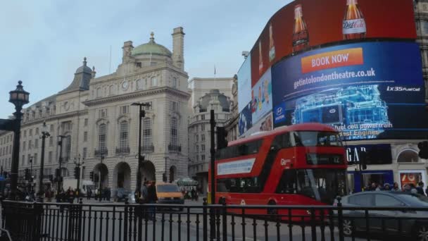 Лондонский автобус и уличное движение на площади Пикадилли 16 января 2016 — стоковое видео