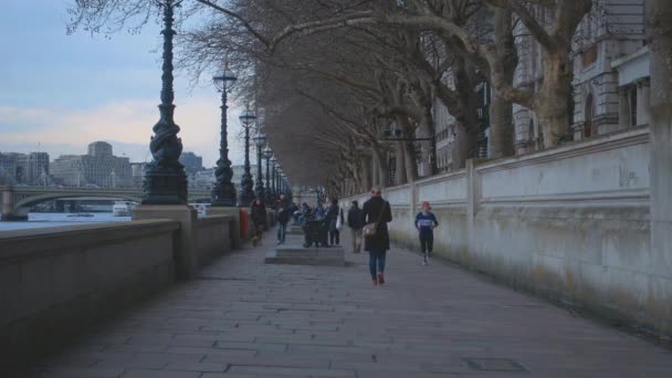 Březích řeky Temže v Londýně — Stock video