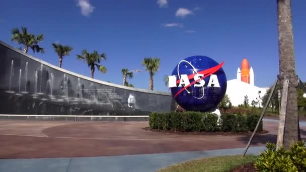 Logo de la NASA en el Centro Espacial Kennedy Cape Canaveral CAPE CANAVERAL, FLORIDA / USA 18 DE OCTUBRE DE 2015 — Vídeos de Stock