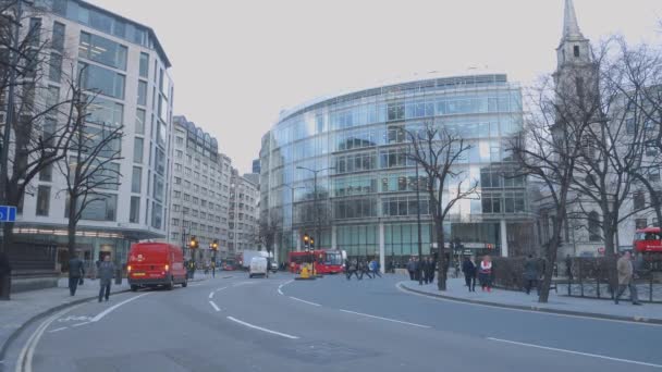 Akşam trafikte Londra sokak — Stok video