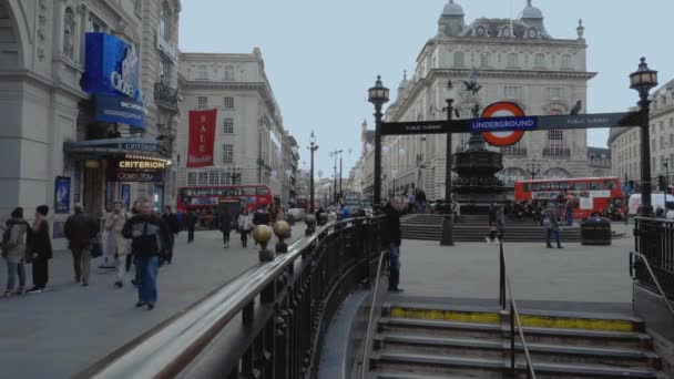 Piccadilly Circus metró bejáratánál, Londonban, január 16-2016 — Stock videók