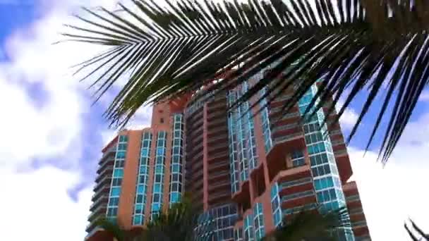 Красочные небоскребы и апартаменты в Майами-Бич — стоковое видео