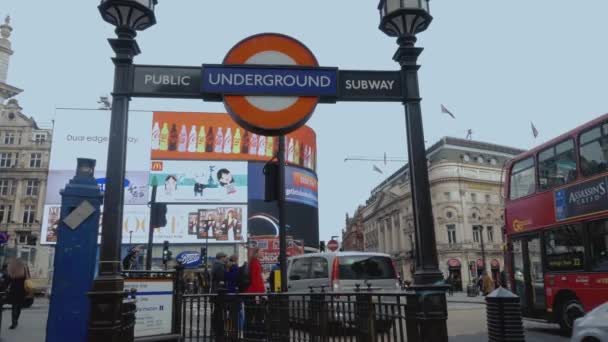 Metro de Londres no Piccadilly Circus Londres 16 de janeiro de 2016 — Vídeo de Stock