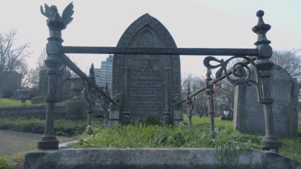 Starý hrob na hřbitově — Stock video