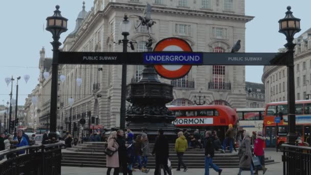 London Underground ingang en metro bij Piccadilly Circus 16 januari 2016 — Stockvideo