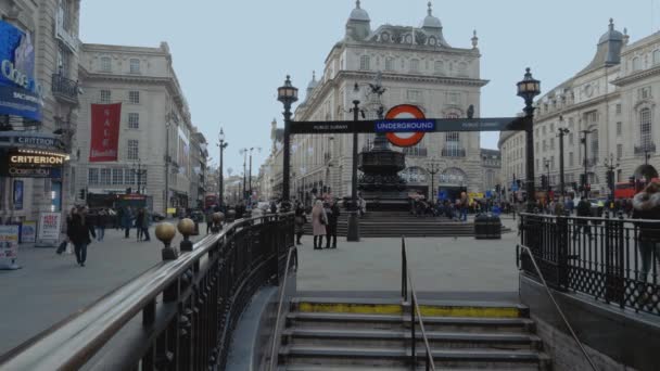 London Underground ingang en metro bij Piccadilly Circus 16 januari 2016 — Stockvideo