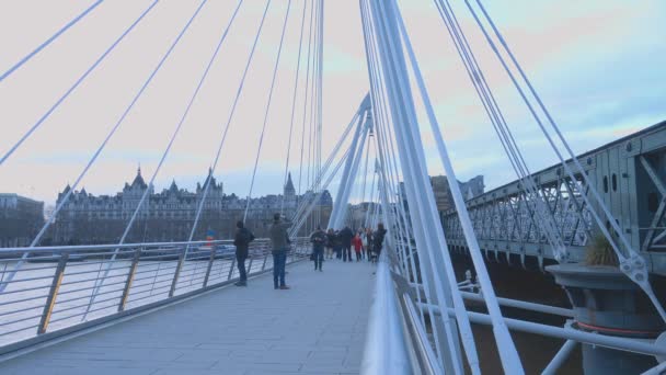 Golden Jubilee híd alatt folyó Thames London — Stock videók