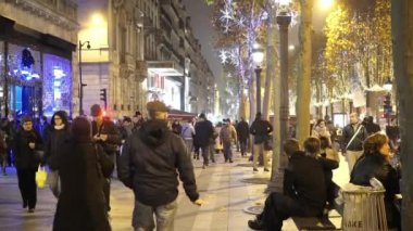 Bir sürü insan Champs Elysees caddesi - Paris, Fransa, yürüyüş