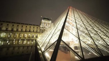 Cam piramit Louvre Müzesi - Paris, Fransa