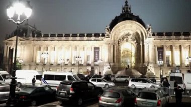 Petit Palais sergi salonu Paris'te gece - Paris, Fransa denilen küçük Saray