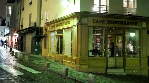 Pequeño Café Montmartre en París de noche - PARÍS, FRANCIA — Vídeos de Stock