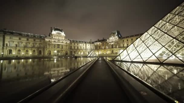 Museu do Louvre de Paris à noite - PARIS, FRANÇA — Vídeo de Stock
