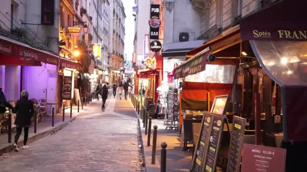Callejuelas estrechas en el barrio latino de París - PARÍS, FRANCIA — Vídeos de Stock