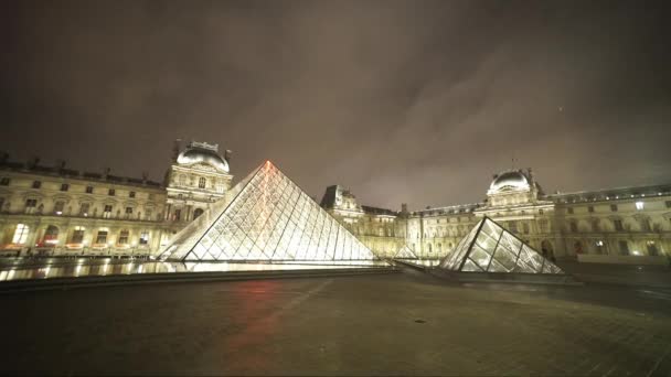Лувру Париж вночі - Париж, Франція — стокове відео