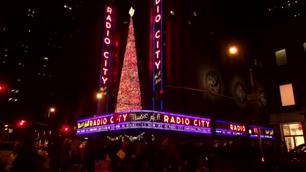 Radio city music hall vid rockefeller center — Stockvideo