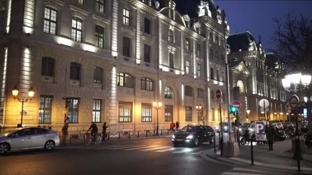 Typisch Parijse straat weergave in de avond - Parijs, Frankrijk — Stockvideo
