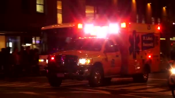 Emercency ambulans körde igenom New York — Stockvideo