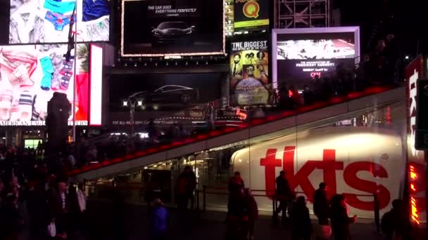 Czerwony po schodach na Times Square Tkts pavillion — Wideo stockowe