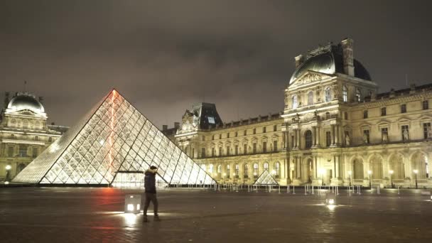 Piramida kaca di museum Louvre PARIS, FRANCE — Stok Video