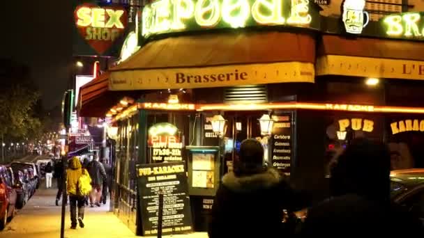 Paris Red Light District placu Pigalle - Paryż, Francja — Wideo stockowe