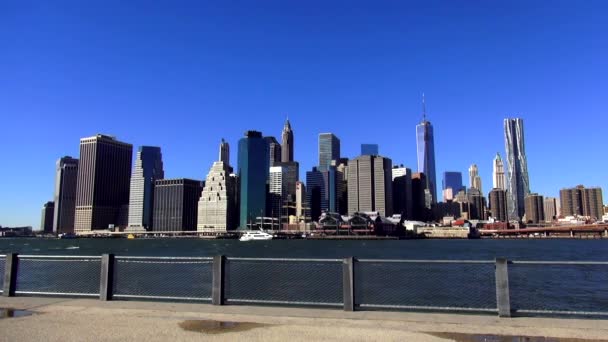 Manhattan siluetinin güneşli bir Yeni Dünya Ticaret Merkezi ile — Stok video