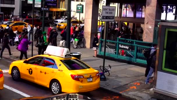 Entrada o salida de la estación de metro en 34 Street Manhattan — Vídeo de stock