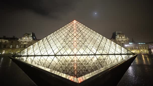 De glazen piramides in Louvremuseum - Parijs, Frankrijk — Stockvideo