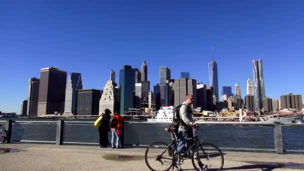 Manhattan Skyline con el nuevo World Trade Center en un día soleado — Vídeos de Stock