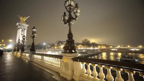 Puente de oro sobre el río Sena llamado Pont Alexandre III - PARÍS, FRANCIA — Vídeos de Stock