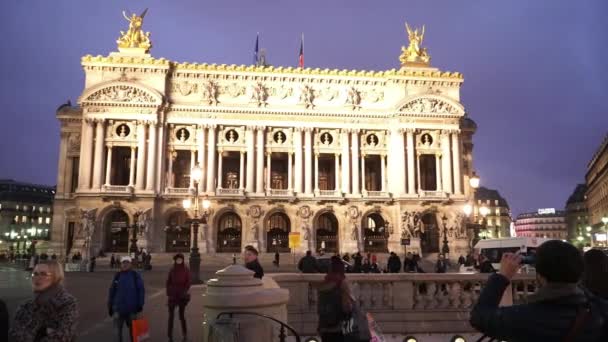 Maravillosa toma nocturna de la Ópera de París Garnier - PARIS, FRANCIA — Vídeo de stock