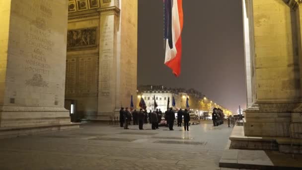 Військовий парад на Тріумфальної арки в Парижі вночі - Париж, Франція — стокове відео
