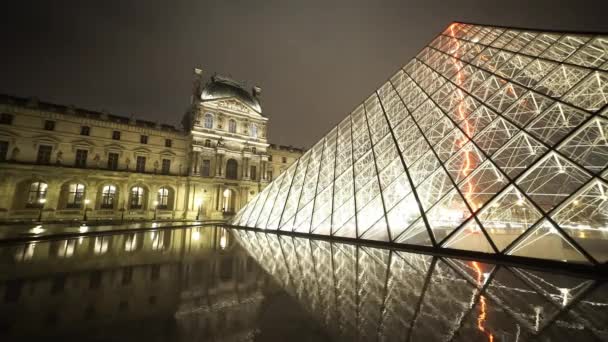Широкоугольный снимок пирамид Лувра - Париж, Франция — стоковое видео