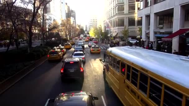 Szkolny autobus jazdy przez Manhattan — Wideo stockowe