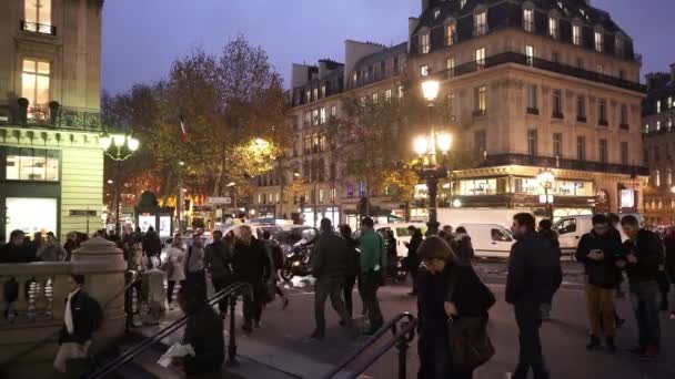 Un lugar muy concurrido frente a la Ópera de París - PARÍS, FRANCIA — Vídeos de Stock