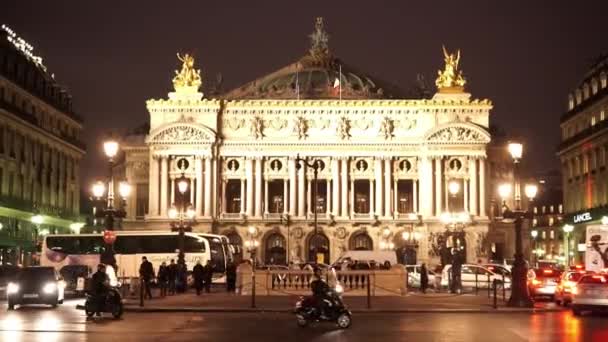 Famosa ópera Garnier de noche - gran toma - PARÍS, FRANCIA — Vídeo de stock