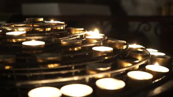 Kleine thee licht kaarsen in een kerk - Parijs, Frankrijk — Stockvideo