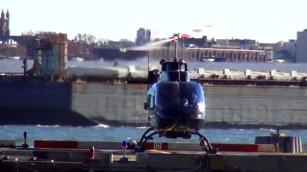 Ελικόπτερο που αρχίζουν στο ελικοδρόμιο του Μανχάταν, Νέα Υόρκη — Αρχείο Βίντεο