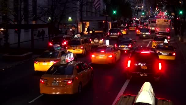 Manhattan tráfico de la calle por la noche — Vídeos de Stock