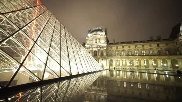 Široký úhel záběru pyramid Louvre - Paříž, Francie — Stock video