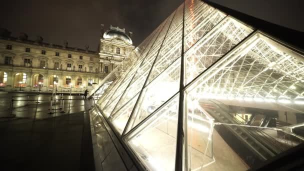 Ευρεία γωνία πυροβολισμό από τις πυραμίδες του Λούβρου - Παρίσι, Γαλλία — Αρχείο Βίντεο
