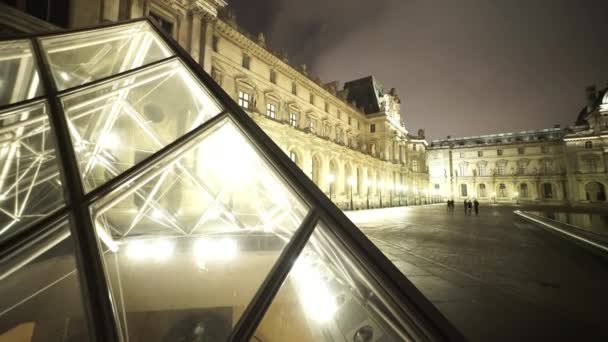 Groothoek schot van de piramides van het Louvre - Parijs, Frankrijk — Stockvideo