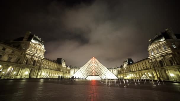 El famoso Louvre de París - PARÍS, FRANCIA — Vídeos de Stock