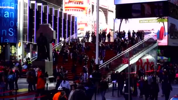Červené schodiště na Times Square Tkts pavilon — Stock video