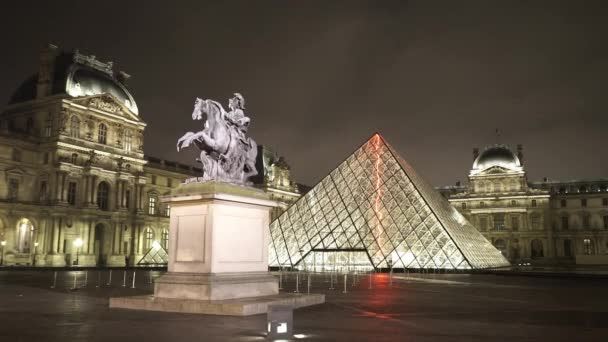 Het beroemde Louvre in Parijs - Parijs, Frankrijk — Stockvideo