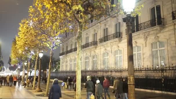 Gente caminando por la Avenida Champs Elysees en París - PARÍS, FRANCIA — Vídeos de Stock